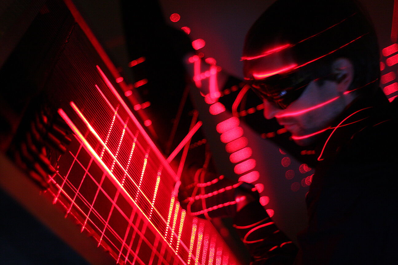 Chordeograph 2, first version: 32 line lasers project graphic score information onto the strings